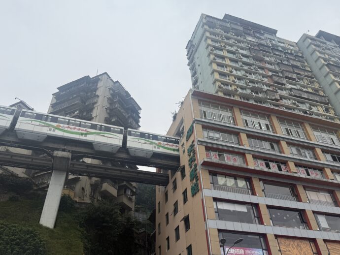 ビルに突っ込むモノレール