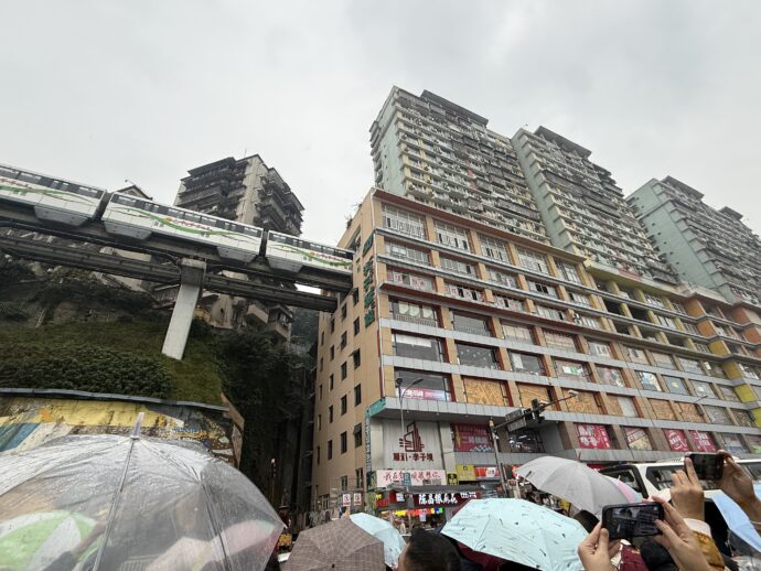 ビルに突っ込むモノレール