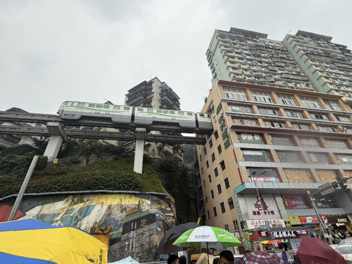 ビルに突っ込むモノレール