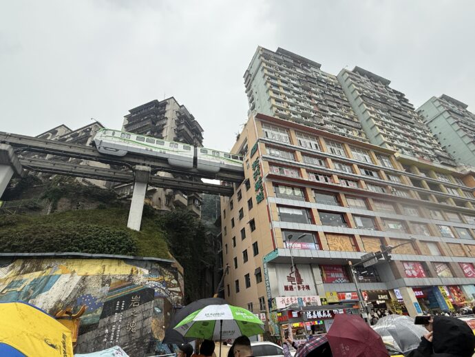 ビルに突っ込むモノレール