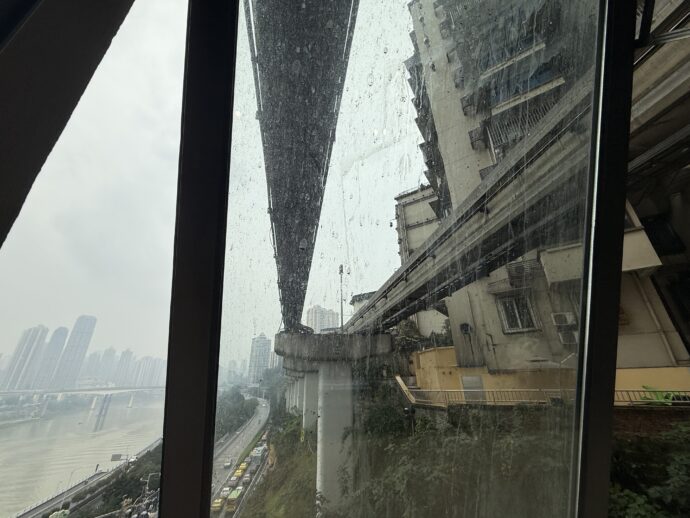 モノレールを下から見る