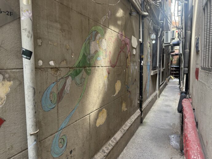 壁画のある裏道