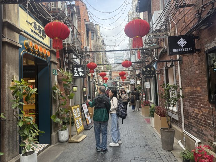 田子坊で撮影する女性