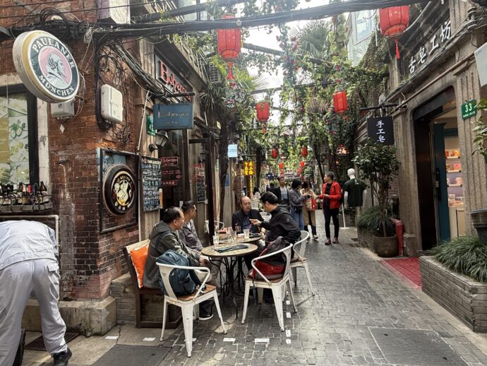 田子坊の路地で食事する男性観光客