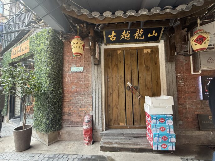 積まれた荷物と扉