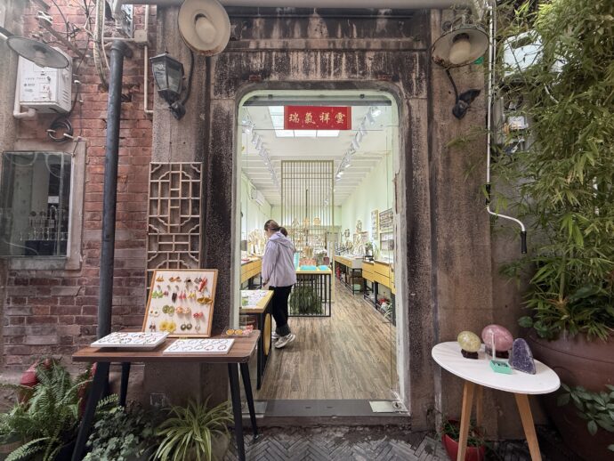 ピアス屋さんの入り口