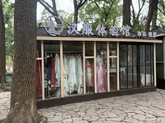 営業前の貸衣装店