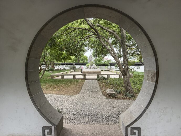 窓から見える庭園