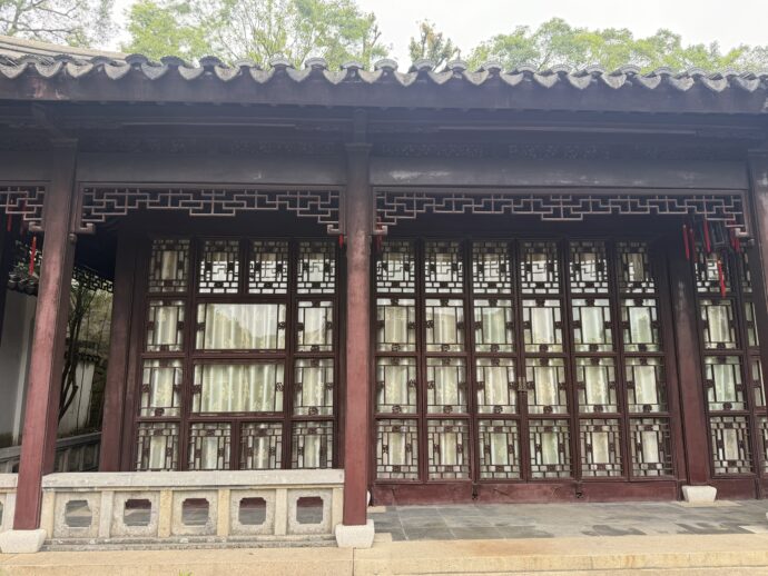 窓の綺麗な建物