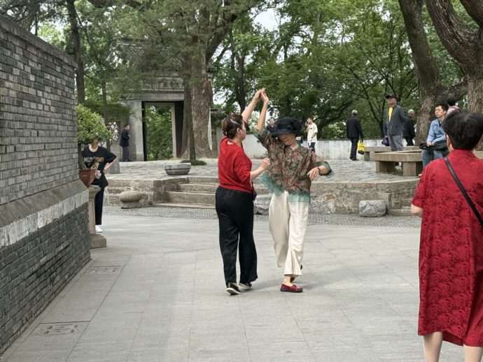 ダンスする女性