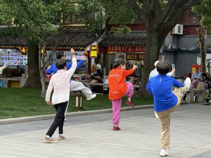 太極拳を楽しむ人々