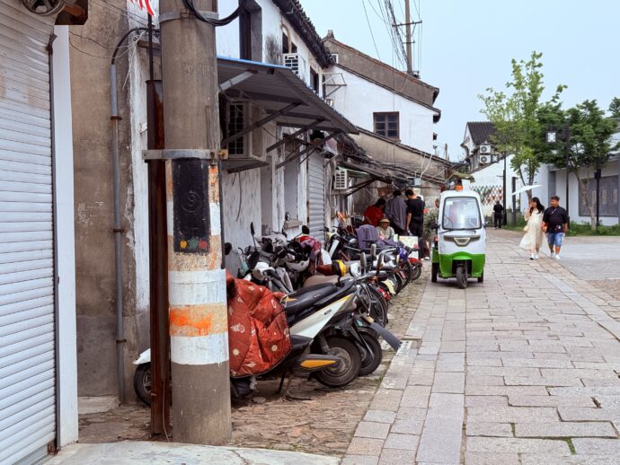 埠頭へむかう路地