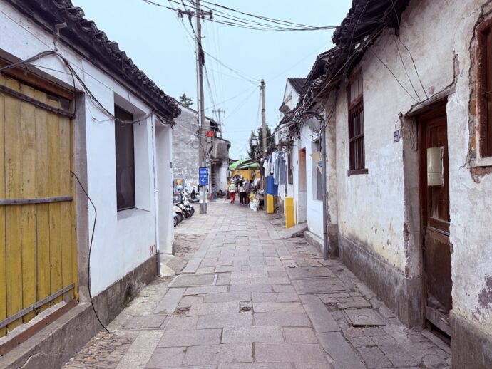 埠頭へむかう路地