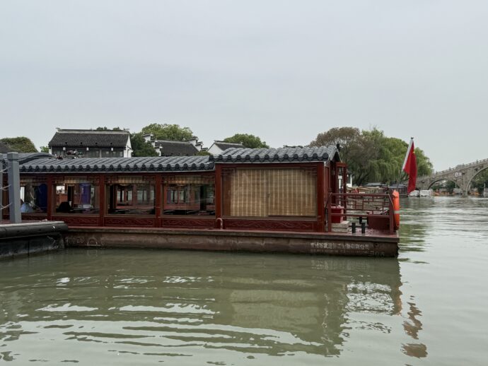 白居易码头に到着した遊覧船