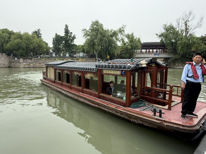 白居易码头に到着した遊覧船