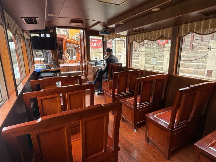 ガラガラの船内