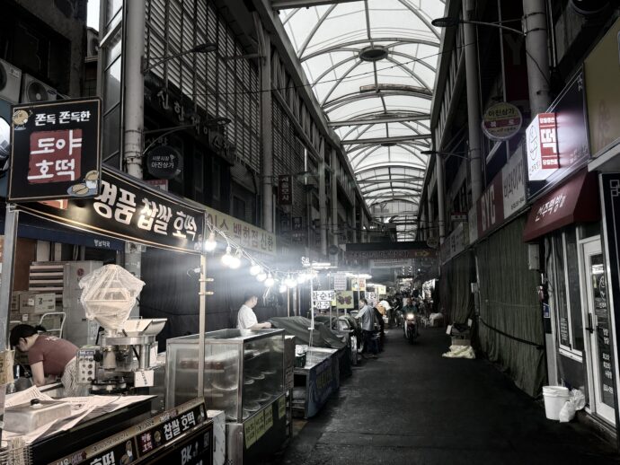 閑散とした商店街