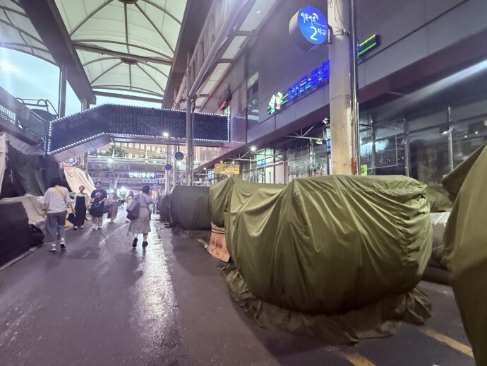 閑散とした商店街