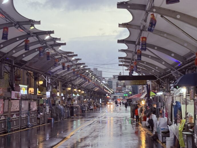 西門市場ゲート前の道路