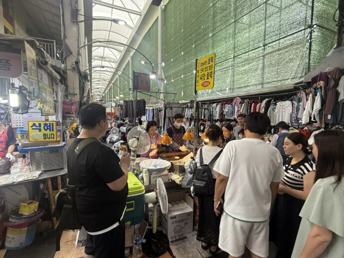 賑わうショップ