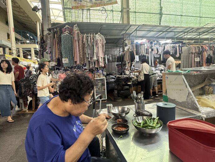 カルグクスを食べる女性