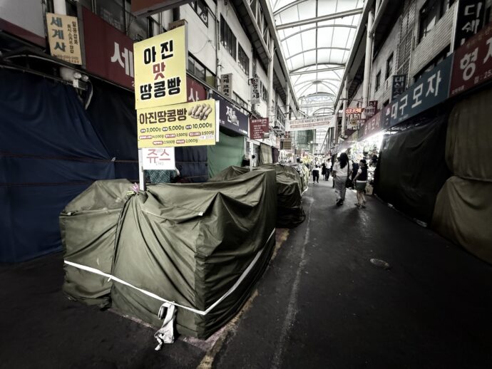 閑散とした商店街