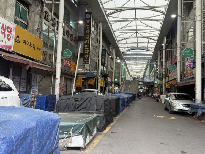 閑散とした商店街