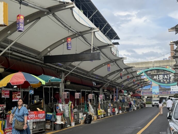 閑散とした商店街