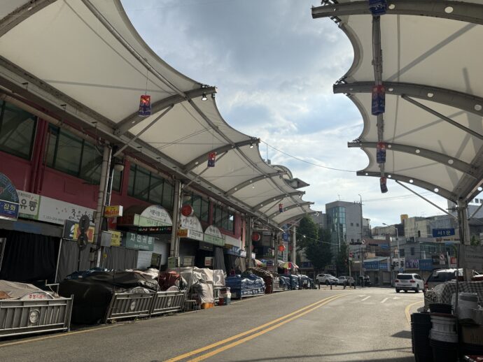 閑散とした商店街