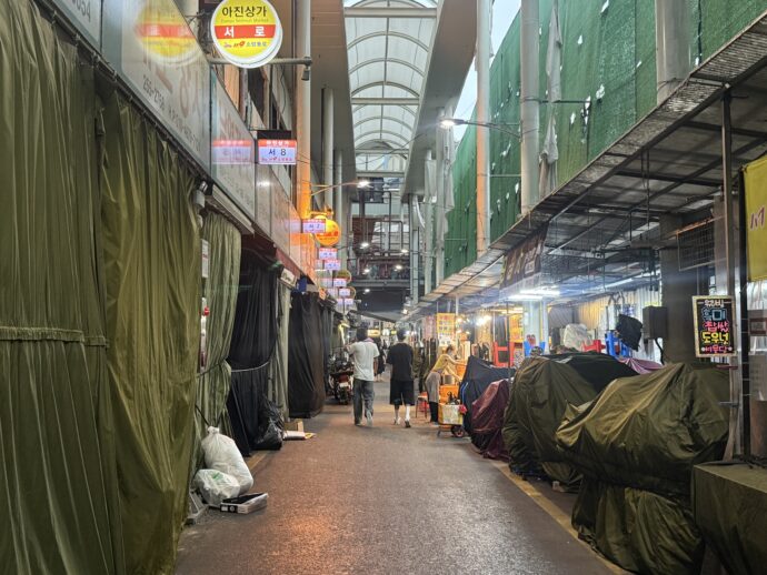 閑散とした商店街