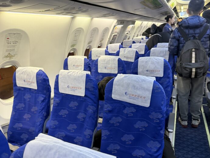 山東航空の機内