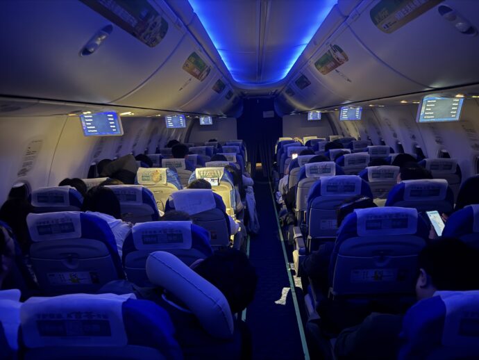 電気の消えた山東航空機内