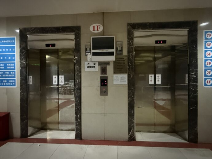 泊庭大酒店のエレベーター