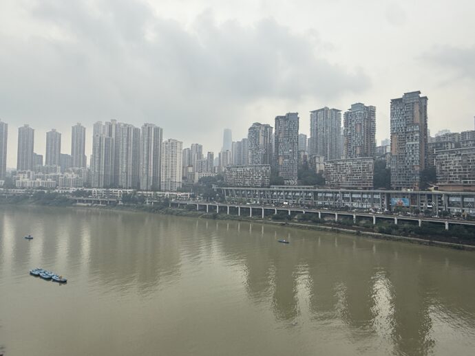 川と高層ビル群