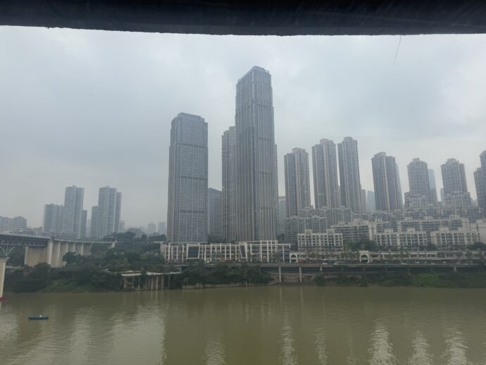 縦走の川と高層ビル群