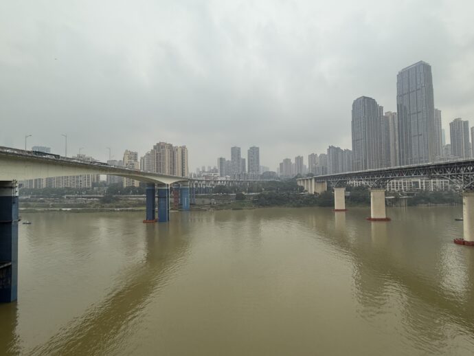 縦走の川と高層ビル群