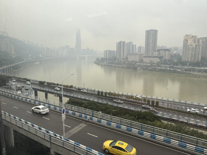 縦走の川と高層ビル群