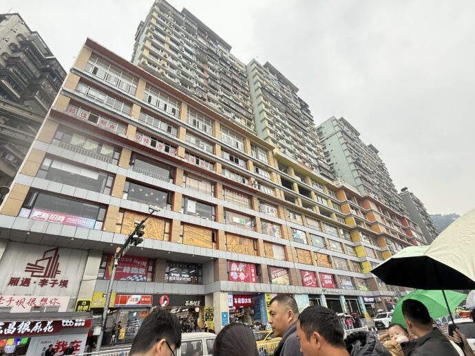 李子坝站に集まる人々