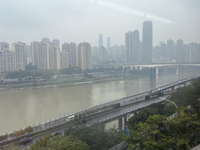 縦走の川と高層ビル群