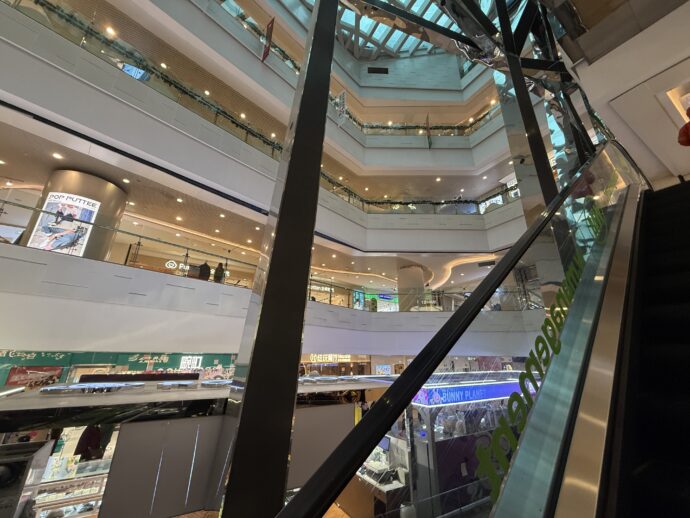 駅ビルのエスカレーター