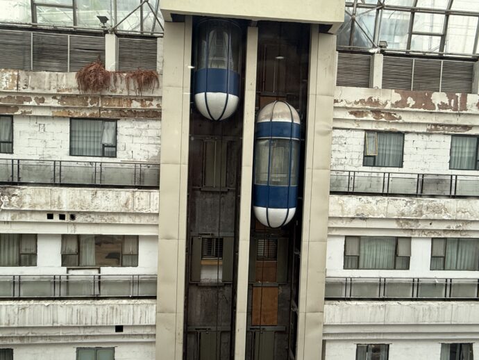 カプセルのエレベーター