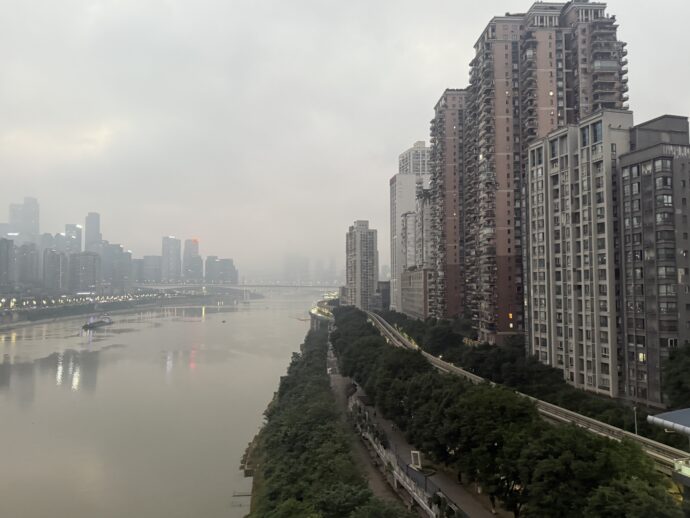 車窓からの朝の重慶