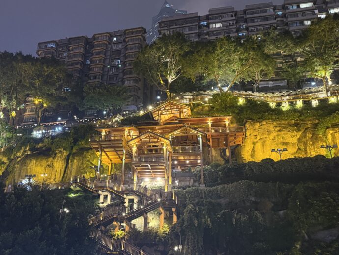 洪崖洞西側の崖