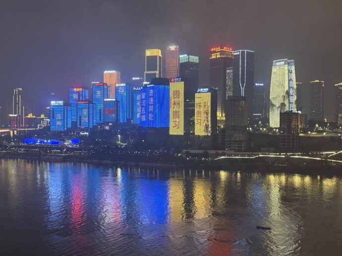 ライトアップされた重慶の高層ビル群