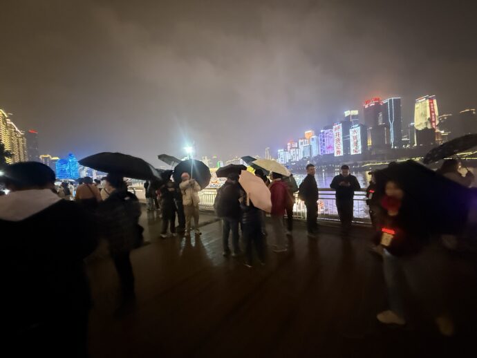 小雨の中の観光客