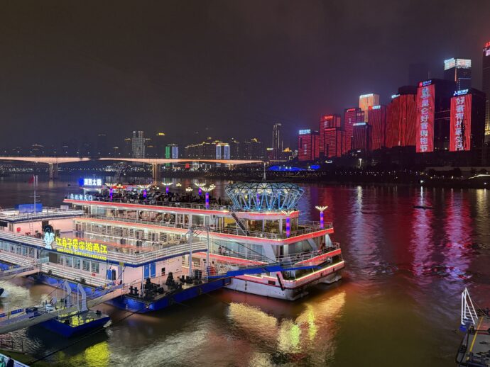 ライトアップされた船