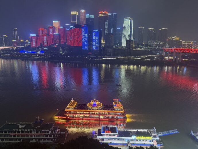 ライトアップされた重慶の高層ビル群と船