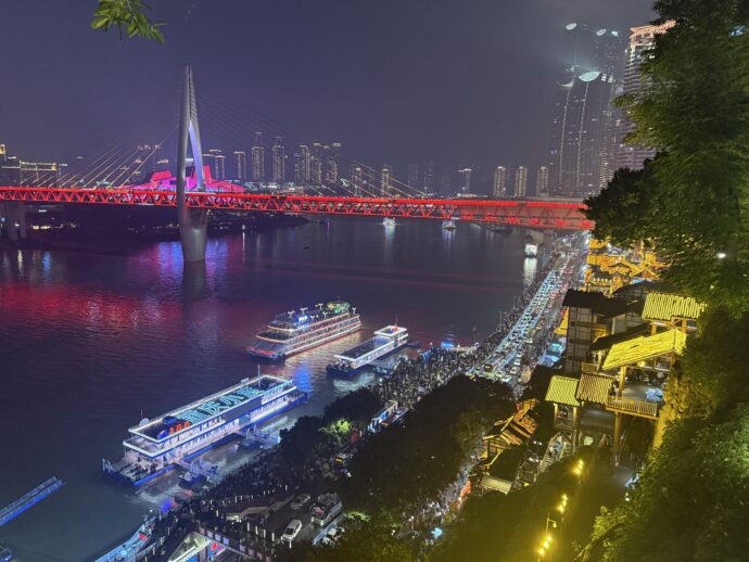 ライトアップされた重慶の高層ビル群