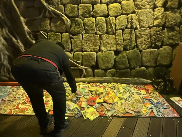 露天の土産ショップ