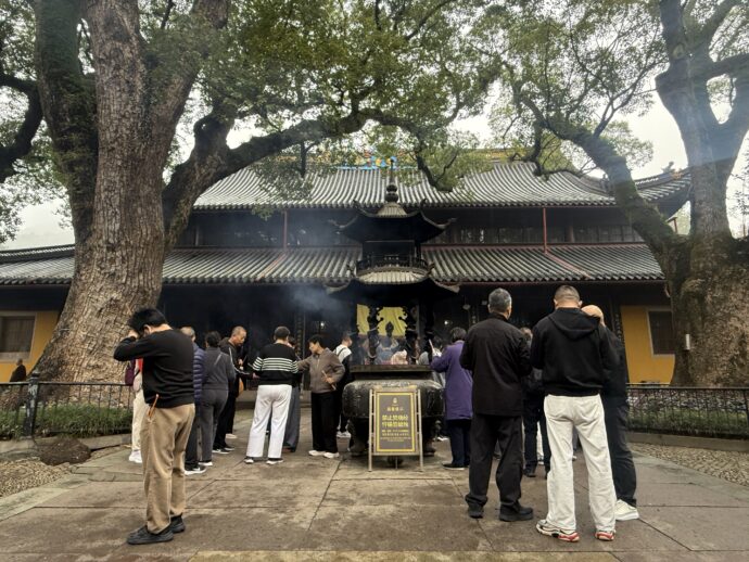 大雄宝殿と参拝客